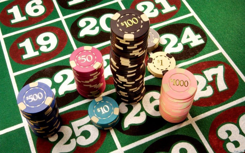 Live blackjack table display showing prize table and dealer information on screen